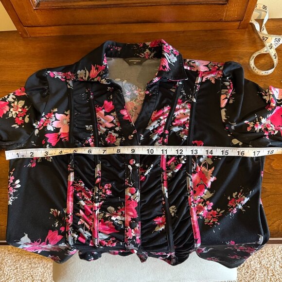 Denver Hayes black button down shirt pink flowers, ruching along button … - Picture 8 of 10